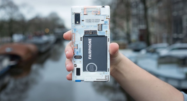 Le Fairphone était déjà équitable et réparable. Désormais il peut être 100% open source. Et éviter ainsi la surveillance publicitaire des GAFAM. (Crédit : Fairphone)
