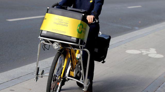 Une factrice de la poste a paris en 2008 4978607