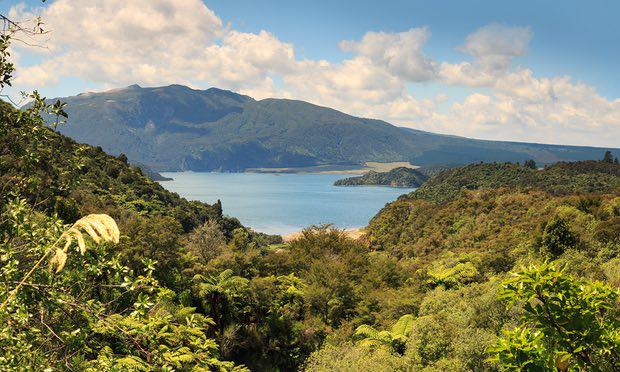 Le mont Tarawera et le lac Rotomahana, dans le centre de l'île du nord de la Nouvelle-Zélande,. Photograph: Jon Lovette/Getty Images
