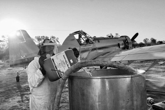Avia Terai, province du Chaco, Argentine : un technicien prépare les produits chimiques destinés à l’épandage par avion en mai 2014.