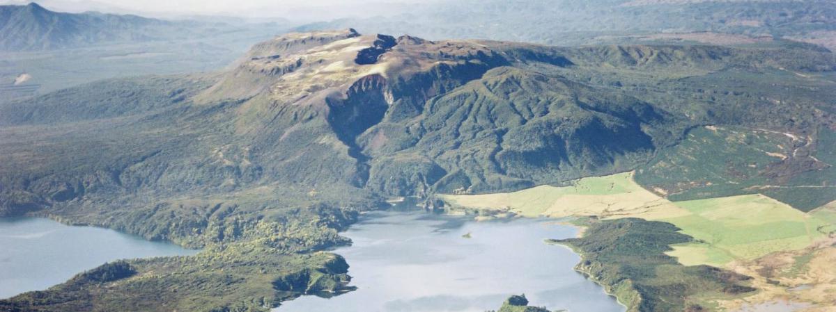 Le mont Tarawera et le lac Rotomahana, dans le centre de l'île du nord de la Nouvelle-Zélande, le 13 juin 2011. (GNS SCIENCE / EPA/GNS SCIENCE)
