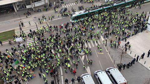 Les premiers manifestants sont arrives en fin de matinee pres de la station de metro balard a paris 6140734